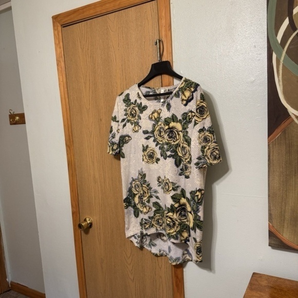 LuLaRoe Tops - Lularoe Medium Multi-Color w/Floral Print Short Sleeve High-Low T-Shirt - EUC